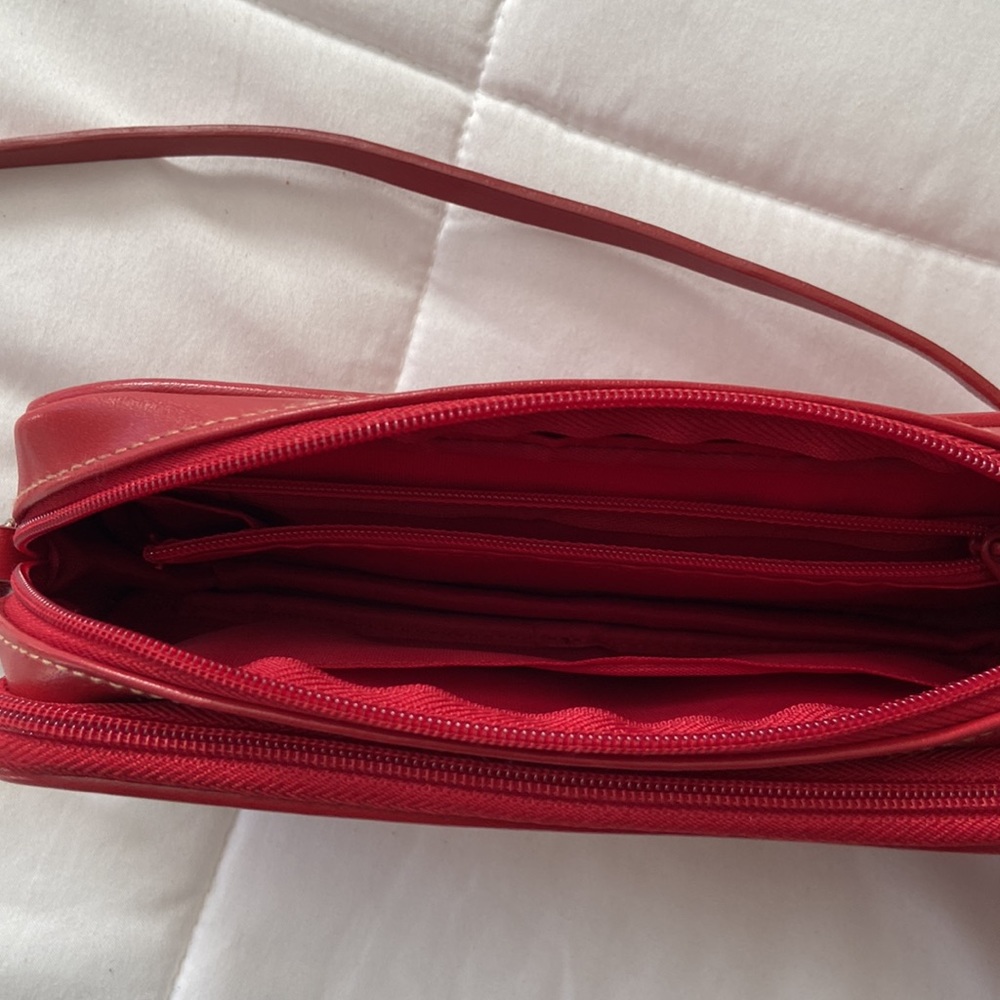 NWOT Mondani Red Small Zipper Purse - Picture 4 of 6